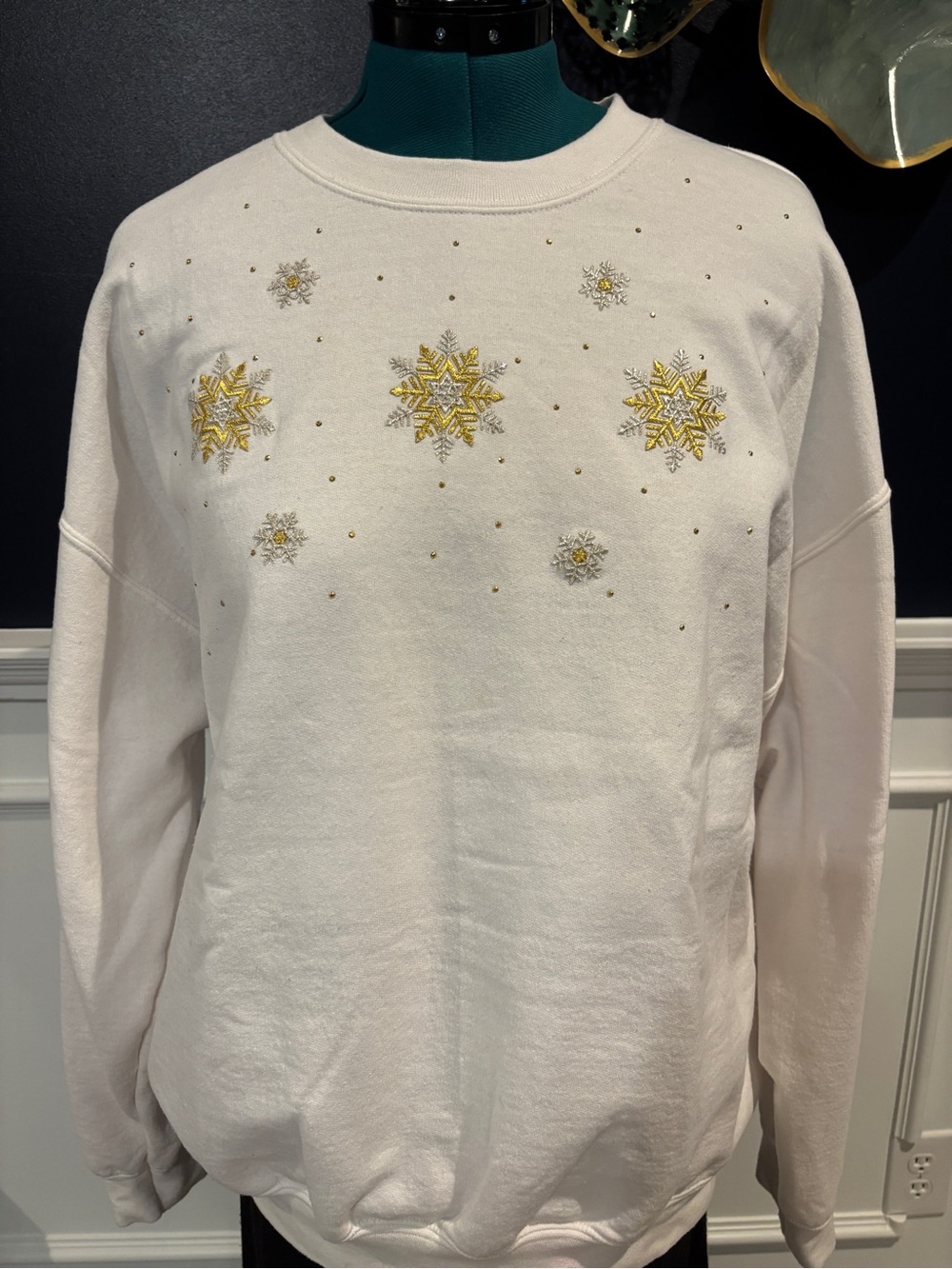 Gildan Heavy Blend White Snowflake Embellished Christmas Sweatshirt Women’s XL